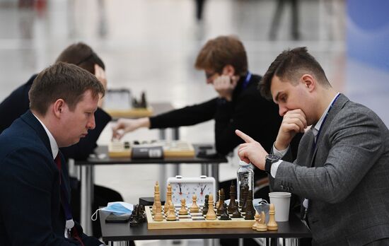 Участники Конгресса молодых ученых в Сочи играют в шахматы. Фото могут быть использованы при наличии обязательной ссылки на источник. Место: Россия, Краснодарский край, Сочи. Автор: Алексей Даничев. Конгресс молодых ученых и закрытие Года науки и технологий