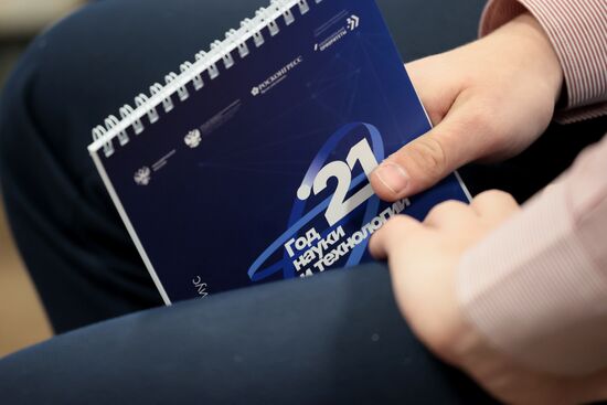 Блокнот в руках у участника Конгресса молодых ученых в Сочи. Фото могут быть использованы при наличии обязательной ссылки на источник. Место: Россия, Краснодарский край, Сочи. Автор: Виталий Белоусов. Конгресс молодых ученых и закрытие Года науки и технологий