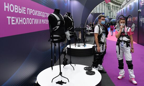 Участники Конгресса молодых ученых в Сочи у стенда "Новые производственные технологии и материалы". Фото могут быть использованы при наличии обязательной ссылки на источник. Место: Россия, Краснодарский край, Сочи. Автор: Алексей Даничев. Конгресс молодых ученых и закрытие Года науки и технологий