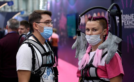 Участники Конгресса молодых ученых в Сочи у стенда "Новые производственные технологии и материалы". Фото могут быть использованы при наличии обязательной ссылки на источник. Место: Россия, Краснодарский край, Сочи. Автор: Алексей Даничев. Конгресс молодых ученых и закрытие Года науки и технологий