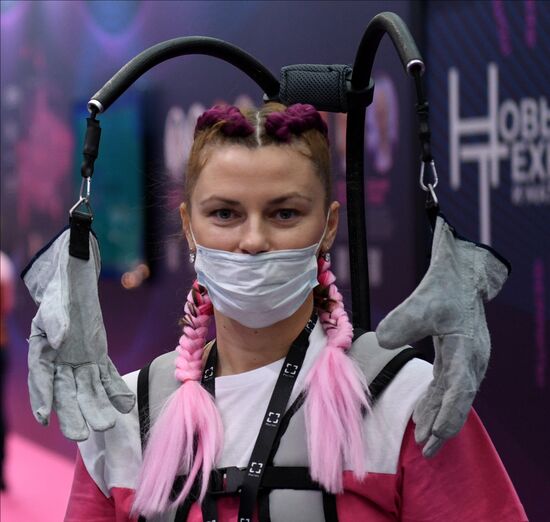 Участница Конгресса молодых ученых в Сочи у стенда "Новые производственные технологии и материалы". Фото могут быть использованы при наличии обязательной ссылки на источник. Место: Россия, Краснодарский край, Сочи. Автор: Алексей Даничев. Конгресс молодых ученых и закрытие Года науки и технологий