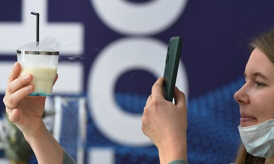 Участница Конгресса молодых ученых в Сочи фотографирует коктейль из химического бара. Фото могут быть использованы при наличии обязательной ссылки на источник. Место: Россия, Краснодарский край, Сочи. Автор: Александр Кряжев. Конгресс молодых ученых и закрытие Года науки и технологий