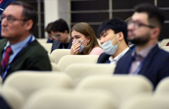 Участники Конгресса молодых ученых в Сочи. Фото могут быть использованы при наличии обязательной ссылки на источник. Место: Россия, Краснодарский край, Сочи. Автор: Максим Богодвид. Конгресс молодых ученых и закрытие Года науки и технологий