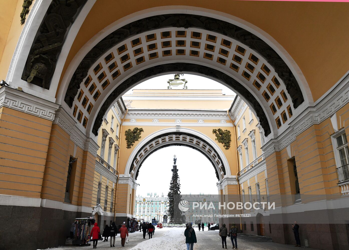 Главную новогоднюю ель Петербурга доставили на Дворцовую площадь