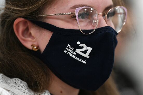 Участница Конгресса молодых ученых в Сочи. Фото могут быть использованы при наличии обязательной ссылки на источник. Место: Россия, Краснодарский край, Сочи. Автор: Рамиль Ситдиков. Конгресс молодых ученых и закрытие Года науки и технологий