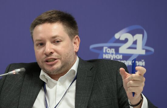 Советник директора Московского института электроники и математики им. А.Н. Тихонова НИУ ВШЭ, сооснователь АНО "Информационная культура" Василий Буров на сессии "Machine learning для создания виртуальных игровых миров" в рамках Конгресса молодых ученых в Сочи. Фото могут быть использованы при наличии обязательной ссылки на источник.
Место: Россия, Сочи. Автор: Виталий Белоусов. КМУ-2021. Machine learning для создания виртуальных игровых миров
