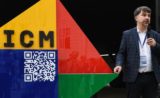 Профессор, научный директор программы математических исследований "Сколтеха" СПбГУ Станислав Смирнов на церемонии открытия арт-объекта "Теорема Пифагора" в рамках Конгресса математиков 2022. Фото могут быть использованы при наличии обязательной ссылки на источник. Место: Россия, Краснодарский край, Сочи. Автор: Алексей Даничев. Церемония открытия арт-объекта "Теорема Пифагора" в рамках Конгресса математиков 2022