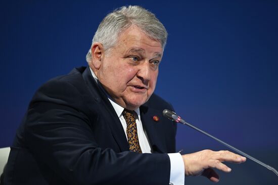 Президент НИЦ "Курчатовский институт" Михаил Ковальчук на пленарной сессии "Человек, природа, общество и технологии" в рамках Конгресса молодых ученых в Сочи. Фото могут быть использованы при наличии обязательной ссылки на источник. Место: Россия, Краснодарский край, Сочи. Автор: Григорий Сысоев. КМУ-2021. Человек, природа, общество и технологии