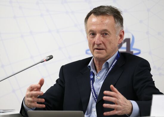 Управляющий директор Центра цифровых GR инициатив Сбербанка Всеволод Гаврилов на сессии "Перспективы развития лесотехнических, агро-, и водных климатических проектов на территории РФ" в рамках Конгресса молодых ученых. Фото могут быть использованы при наличии обязательной ссылки на источник. Место: Россия, Краснодарский край, Сочи. Автор: Виталий Тимкив. КМУ-2021. Перспективы развития лесотехнических, агро-, и водных климатических проектов на территории РФ