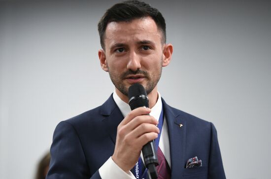 Кандидат медицинских наук,врач - челюстно-лицевой хирург Федерального медицинского биофизического центра имени А. И. Бурназяна ФМБА России Илья Бозо на сессии "Знание - это модно, доступно, нужно" в рамках Конгресса молодых ученых. Фото могут быть использованы при наличии обязательной ссылки на источник. Место: Россия, Краснодарский край, Сочи. Автор: Рамиль Ситдиков. КМУ-2021. Знание - это модно, доступно, нужно
