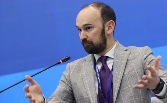 Вице-президент по развитию Сколковского института науки и технологий (СколТех) Александр Сафонов на сессии "Вклад университета в экономику страны" в рамках Конгресса молодых ученых в Сочи. Фото могут быть использованы при наличии обязательной ссылки на источник. Место: Россия, Краснодарский край, Сочи. Автор: Михаил Куравлев. КМУ-2021. Вклад университета в экономику страны
