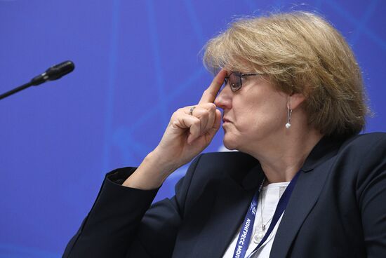 Начальник управления образования и науки "Россотрудничества" Ольга Филонова на сессии "Привлечение иностранных аспирантов и высококвалифицированных специалистов в российскую науку" в рамках Конгресса молодых ученых. Фото могут быть использованы при наличии обязательной ссылки на источник. Место: Россия, Краснодарский край, Сочи. Автор: Алексей Майшев. КМУ-2021. Привлечение иностранных аспирантов и высококвалифицированных специалистов в российскую науку