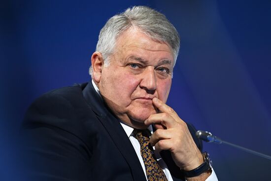 Президент НИЦ "Курчатовский институт" Михаил Ковальчук на пленарной сессии "Человек, природа, общество и технологии" в рамках Конгресса молодых ученых в Сочи. Фото могут быть использованы при наличии обязательной ссылки на источник. Место: Россия, Краснодарский край, Сочи. Автор: Григорий Сысоев. КМУ-2021. Человек, природа, общество и технологии