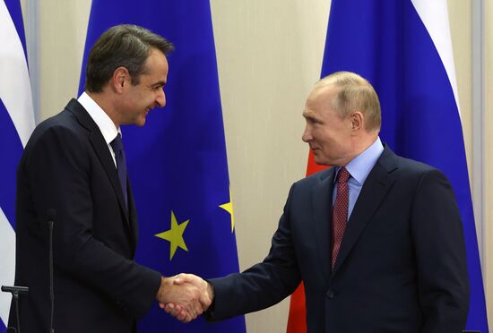 Президент РФ В. Путин встретился с премьер-министром Греции К. Мицотакисом в Сочи