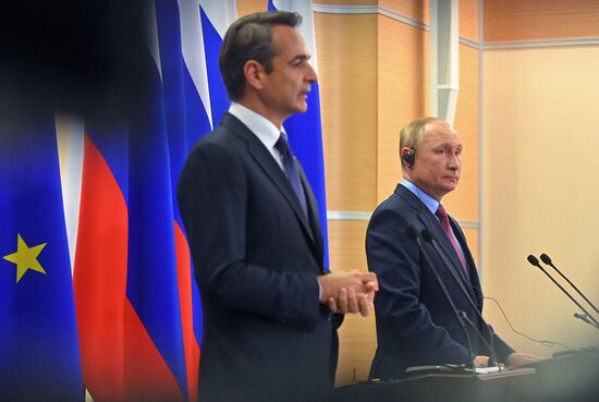 Президент РФ В. Путин встретился с премьер-министром Греции К. Мицотакисом в Сочи