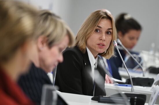 Заместитель декана факультета журналистики Московского государственного университета имени М. В. Ломоносова Анна Гуреева на сессии "Знание - это модно, доступно, нужно" в рамках Конгресса молодых ученых. Фото могут быть использованы при наличии обязательной ссылки на источник. Место: Россия, Краснодарский край, Сочи. Автор: Рамиль Ситдиков. КМУ-2021. Знание - это модно, доступно, нужно