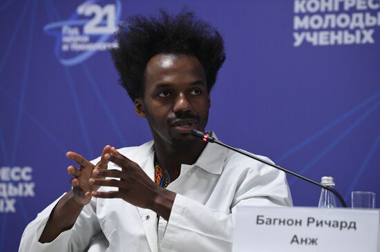 Аспирант Университета ИТМО Багнон Ричард Анж на сессии "Привлечение иностранных аспирантов и высококвалифицированных специалистов в российскую науку" в рамках Конгресса молодых ученых. Фото могут быть использованы при наличии обязательной ссылки на источник. Место: Россия, Краснодарский край, Сочи. Автор: Алексей Майшев. КМУ-2021. Привлечение иностранных аспирантов и высококвалифицированных специалистов в российскую науку
