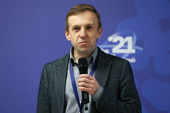 Руководитель научной группы Российского квантового центра, ведущий учёный по мегагранту Крымского федерального университета им. В. И. Вернадского Владимир Белотелов на лекции "Сверхбыстрая магнитная память и квантовые вычисления" в рамках Конгресса молодых ученых в Сочи. Фото могут быть использованы при наличии обязательной ссылки на источник. Место: Россия, Краснодарский край, Сочи. Автор: Виталий Тимкив. КМУ-2021. Лекции