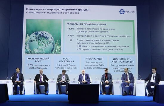 Участники пленарной сессии "Энергетика будущего" в рамках Конгресса молодых ученых в Сочи. Фото могут быть использованы при наличии обязательной ссылки на источник. Место: Россия, Краснодарский край, Сочи. Автор: Анатолий Медведь. КМУ-2021. Энергетика будущего