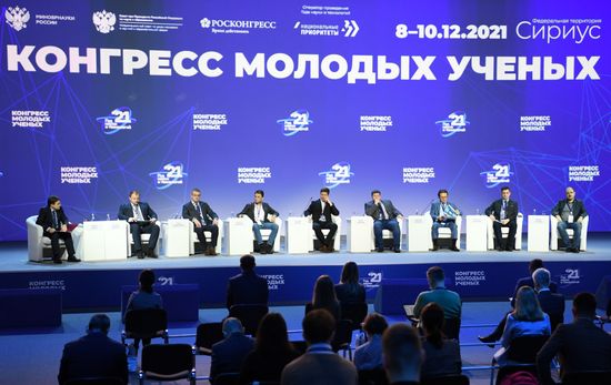 Участники пленарной сессии тематического месяца - "Май" в рамках Конгресса молодых ученых в Сочи. Фото могут быть использованы при наличии обязательной ссылки на источник. Место: Россия, Краснодарский край, Сочи. Автор: Павел Бедняков. КМУ-2021. Пленарная сессия тематического месяца - "Май"