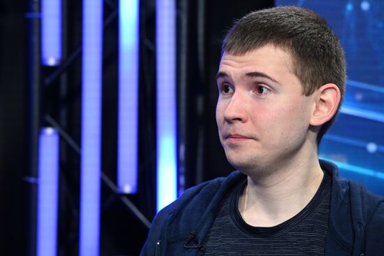 Студент Московского физико-технического института (национального исследовательского университета) Иван Утешев в медиастудии Года науки и технологии в рамках Конгресса молодых ученых в Сочи. Фото могут быть использованы при наличии обязательной ссылки на источник. Место: Россия, Краснодарский край, Сочи. Автор: Екатерина Лызлова. КМУ-2021. Медиастудия Года науки и технологии