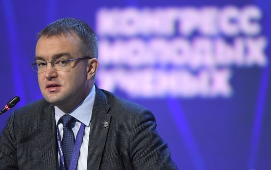 Кандидат физико-математических наук, младший научный сотрудник ФГБУН "Институт сильноточной электроники Сибирского отделения РАН" (ИСЭ СО РАН) Илья Романченко на пленарной сессии тематического месяца - "Май" в рамках Конгресса молодых ученых в Сочи. Фото могут быть использованы при наличии обязательной ссылки на источник. Место: Россия, Краснодарский край, Сочи. Автор: Павел Бедняков. КМУ-2021. Пленарная сессия тематического месяца - "Май"