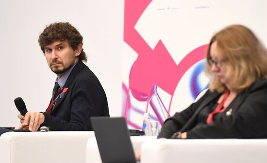 Проректор по учебно-воспитательной работе Кемеровского государственного сельскохозяйственного института, кандидат физико-математических наук Евгений Дугинов во время круглого стола "Индустриального диалога "Кадры для Бизнеса" на выставке "Вузпромэкспо" в рамках Конгресса молодых ученых в Сочи. Фото могут быть использованы при наличии обязательной ссылки на источник. Место: Россия, Сочи. Автор: Максим Богодвид. КМУ-2021. Выставка "Вузпромэкспо"