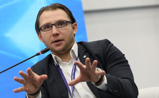 Управляющий директор - начальник центра регулирования AI ПАО "Сбербанк" Андрей Незнамов на сессии "Что происходит с искусственным интеллектом в России и в мире" в рамках Конгресса молодых ученых в Сочи. Фото могут быть использованы при наличии обязательной ссылки на источник. Место: Россия, Краснодарский край, Сочи. Автор: Михаил Куравлев. КМУ-2021. Что происходит с искусственным интеллектом в России и в мире