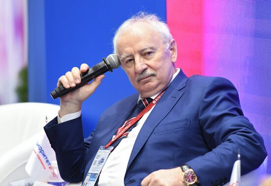 Академик РАН Салис Каракотов во время круглого стола "Взаимодействие науки, образования и бизнеса в реализации Доктрины продовольственной безопасности России" на выставке "Вузпромэкспо" в рамках Конгресса молодых ученых в Сочи. Фото могут быть использованы при наличии обязательной ссылки на источник. Место: Россия, Сочи. Автор: Максим Богодвид. КМУ-2021. Выставка "Вузпромэкспо"
