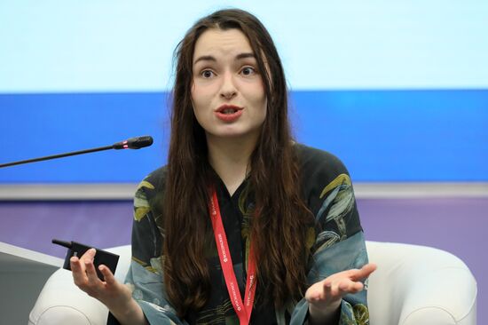 Руководитель направления по исследованию данных Sber AI ПАО "Сбербанк" Дарья Бакшандаева проводит лекцию "Революция в обучении нейронных сетей: фундаментальные модели и Fusion Brain" в рамках Конгресса молодых ученых в Сочи. Фото могут быть использованы при наличии обязательной ссылки на источник. Место: Россия, Краснодарский край, Сочи. Автор: Михаил Куравлев. КМУ-2021. Лекция
