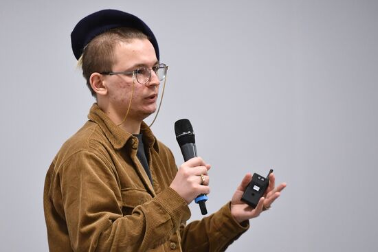 Дизайнер цифровой и физической одежды Александр Курманин проводит лекцию на тему "Цифровая мода: одежда будущего – сегодня" в рамках Конгресса молодых ученых в Сочи. Фото могут быть использованы при наличии обязательной ссылки на источник. Место: Россия, Краснодарский край, Сочи. Автор: Павел Лисицын. КМУ-2021. Лекции