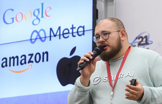 Исполнительный директор центра исследования данных ПАО "Сбербанк" Михаил Степнов выступает на лекции: "Как управлять учеными: боль, страдания и крупицы знания" в рамках Конгресса молодых ученых в Сочи. Фото могут быть использованы при наличии обязательной ссылки на источник. Место: Россия, Краснодарский край, Сочи. Автор: Александр Кряжев. КМУ-2021. Лекции