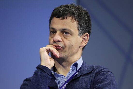 Профессор РАН, профессор Сколковского института науки и технологий (СколТех) Артем Оганов на пленарной сессии тематического месяца – "Июнь" в рамках Конгресса молодых ученых в Сочи. Фото могут быть использованы при наличии обязательной ссылки на источник. Место: Россия, Краснодарский край, Сочи. Автор: Анатолий Медведь. КМУ-2021. Пленарная сессия тематического месяца – "Июнь"