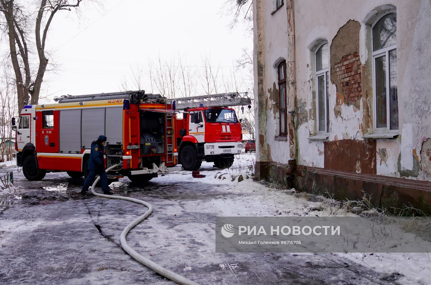 Пожар в историческом здании на территории Замка Вальдау под Калининградом