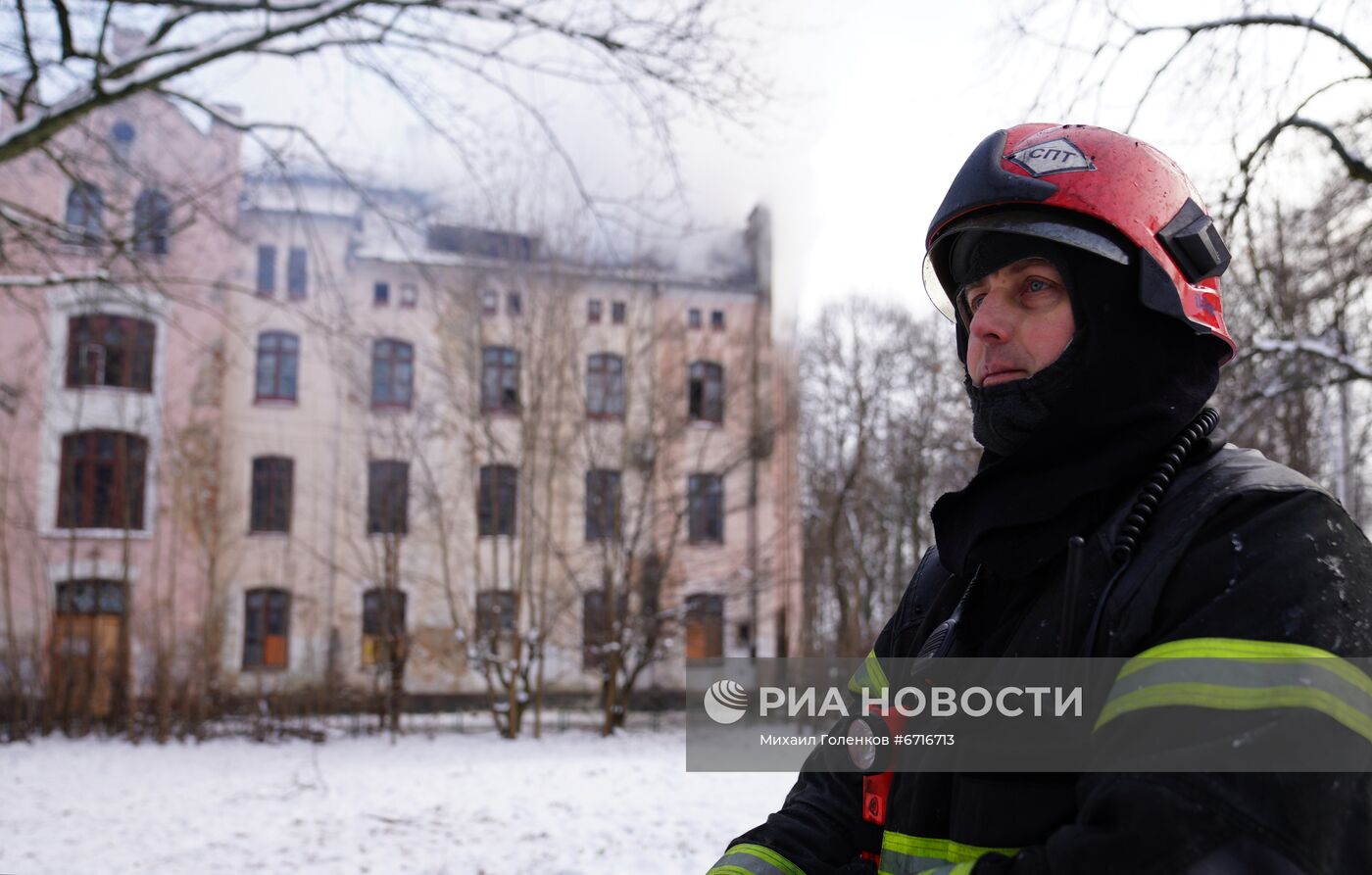 Пожар в историческом здании на территории Замка Вальдау под Калининградом