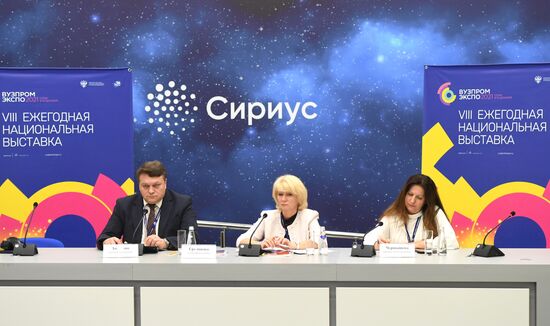 Заместитель директора Федерального исследовательского центра Всероссийского института генетических ресурсов растений им. Н.И. Вавилова, НЦМУ "Агротехнологии будущего" Алексей Заварзин, заместитель директора департамента государственной научной и научно-технической политики Елена Грузинова и советник директора Федерального исследовательского центра Всероссийского института генетических ресурсов растений им. Н.И. Вавилова, НЦМУ "Агротехнологии будущего" Оксана Чернышева (слева направо) на дискуссионной площадке "Генетические технологии для освоения новых территорий" на выставке "Вузпромэкспо" в рамках Конгресса молодых ученых в Сочи. Фото могут быть использованы при наличии обязательной ссылки на источник. Место: Россия, Сочи. Автор: Максим Богодвид. КМУ-2021. Выставка "Вузпромэкспо"