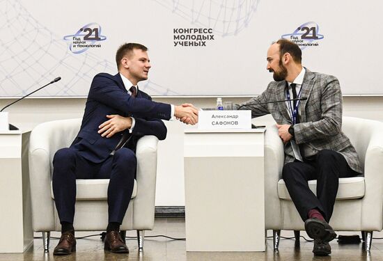 Руководитель программ блока экспертизы и функционального развития ООО "Газпромнефть НТЦ" Павел Сорокин (слева) и вице-президент по развитию Сколковского института науки и технологий (СколТех) Александр Сафонов на сессии: "Трансфер технологий: как университетам стать фабриками инноваций" в рамках Конгресса молодых ученых в Сочи. Фото могут быть использованы при наличии обязательной ссылки на источник. Место: Россия, Краснодарский край, Сочи. Автор: Александр Кряжев. КМУ-2021. Трансфер технологий: как университетам стать фабриками инноваций