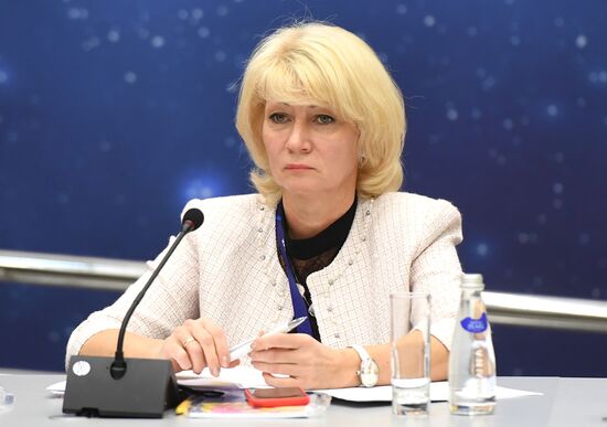 Заместитель директора департамента государственной научной и научно-технической политики Елена Грузинова на дискуссионной площадке "Генетические технологии для освоения новых территорий" на выставке "Вузпромэкспо" в рамках Конгресса молодых ученых в Сочи. Фото могут быть использованы при наличии обязательной ссылки на источник. Место: Россия, Сочи. Автор: Максим Богодвид. КМУ-2021. Выставка "Вузпромэкспо"