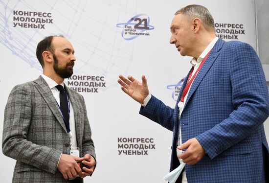 Вице-президент по развитию Сколковского института науки и технологий (СколТех) Александр Сафонов (слева) и ректор АНО ВО "Университет Иннополис" Александр Тормасов на сессии: "Трансфер технологий: как университетам стать фабриками инноваций" в рамках Конгресса молодых ученых в Сочи. Фото могут быть использованы при наличии обязательной ссылки на источник. Место: Россия, Краснодарский край, Сочи. Автор: Александр Кряжев. КМУ-2021. Трансфер технологий: как университетам стать фабриками инноваций