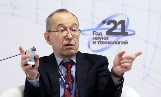 Заведующий лабораторией ФГБУН Института механики сплошных сред Уральского отделения РАН Пётр Фрик на лекции "Магнитная гидродинамика: от космических магнитных полей к МГД технологиям в энергетике и металлургии" в рамках Конгресса молодых ученых. Фото могут быть использованы при наличии обязательной ссылки на источник. Место: Россия, Сочи. Автор: Виталий Белоусов. КМУ-2021. Лекции