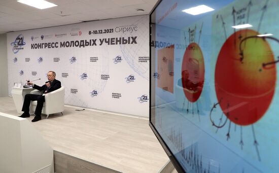 Заведующий лабораторией ФГБУН Института механики сплошных сред Уральского отделения РАН Пётр Фрик на лекции "Магнитная гидродинамика: от космических магнитных полей к МГД технологиям в энергетике и металлургии" в рамках Конгресса молодых ученых. Фото могут быть использованы при наличии обязательной ссылки на источник. Место: Россия, Сочи. Автор: Виталий Белоусов. КМУ-2021. Лекции