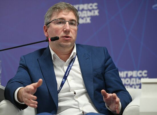 Проректор МГУ имени М.В.Ломоносова Леонид Гусев на сессии "Наука в регионах: как привлечь и сохранить таланты" в рамках Конгресса молодых ученых в Сочи. Фото могут быть использованы при наличии обязательной ссылки на источник. Место: Россия, Краснодарский край, Сочи. Автор: Рамиль Ситдиков. КМУ-2021. Наука в регионах: как привлечь и сохранить таланты