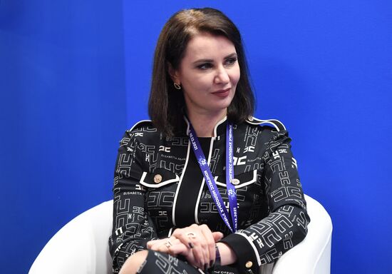 Ректор Южного федерального университета Инна Шевченко на дискуссионной площадке "Подготовка лидеров для развития государства и общества" на выставке "Вузпромэкспо" в рамках Конгресса молодых ученых в Сочи. Фото могут быть использованы при наличии обязательной ссылки на источник. Место: Россия, Сочи. Автор: Максим Богодвид. КМУ-2021. Выставка "Вузпромэкспо"