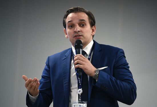 Генеральный директор корпорации по аэрокосмической деятельности "Новый космос" Антон Алексеев на сессии "Наука в регионах: как привлечь и сохранить таланты" в рамках Конгресса молодых ученых в Сочи. Фото могут быть использованы при наличии обязательной ссылки на источник. Место: Россия, Краснодарский край, Сочи. Автор: Рамиль Ситдиков. КМУ-2021. Наука в регионах: как привлечь и сохранить таланты