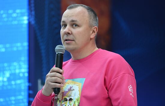 КМУ-2021. Церемония передачи БПЛА в рамках проекта "Крылья добра" и акция подписания книг "Подари книгу добра"