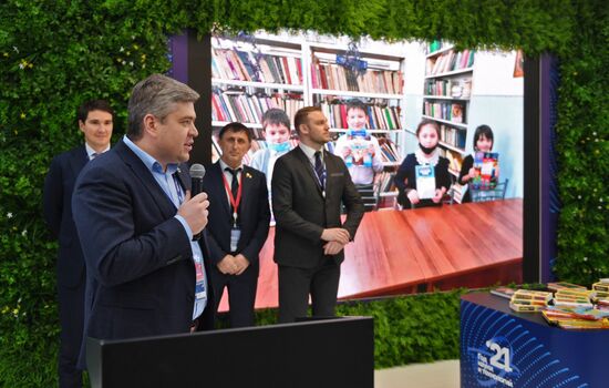 Участники церемонии передачи БПЛА в рамках проекта "Крылья добра" и акции подписания книг "Подари книгу добра" в рамках Конгресса молодых ученых. На первом плане: член Координационного совета по делам молодежи в научной и образовательной сферах Совета при президенте РФ по науке и образованию, координатор акции "Крылья добра" Алимурад Гаджиев. Фото могут быть использованы при наличии обязательной ссылки на источник. Место: Россия, Краснодарский край, Сочи. Автор: Григорий Сысоев. КМУ-2021. Церемония передачи БПЛА в рамках проекта "Крылья добра" и акция подписания книг "Подари книгу добра"