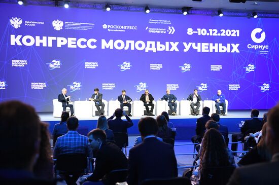 Участники пленарной сессии тематического месяца - "Август" в рамках Конгресса молодых ученых в Сочи. Фото могут быть использованы при наличии обязательной ссылки на источник. Место: Россия, Краснодарский край, Сочи. Автор: Павел Бедняков. КМУ-2021. Пленарная сессия тематического месяца - "Август"