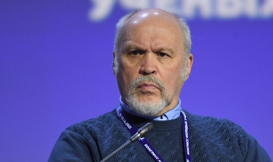 Руководитель группы по исследованию климата физикометеорологической обсерватории Всемирного радиационного центра Евгений Розанов на пленарной сессии тематического месяца - "Август" в рамках Конгресса молодых ученых в Сочи. Фото могут быть использованы при наличии обязательной ссылки на источник. Место: Россия, Краснодарский край, Сочи. Автор: Павел Бедняков. КМУ-2021. Пленарная сессия тематического месяца - "Август"
