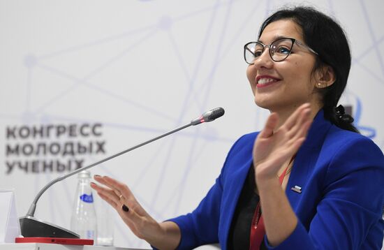 Руководитель проекта "ТопБЛОГ" Ирина Карих на сессии: "Новые медиа кричат о науке: как заинтересовать аудиторию научными открытиями" в рамках Конгресса молодых ученых в Сочи. Фото могут быть использованы при наличии обязательной ссылки на источник. Место: Россия, Краснодарский край, Сочи. Автор: Алексей Майшев. КМУ-2021. Новые медиа кричат о науке: как заинтересовать аудиторию научными открытиями