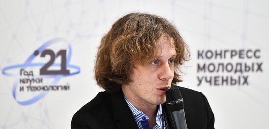 Исполнительный директор, руководитель Центра академических партнерств ПАО "Сбербанк" Андрей Очеретный на презентации "Вклад Сбера в возможности построения академической карьеры" в рамках Конгресса молодых ученых в Сочи. Фото могут быть использованы при наличии обязательной ссылки на источник. Место: Россия, Краснодарский край, Сочи. Автор: Евгений Биятов. КМУ-2021. Лекции